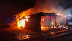 Rakete als Auslöser: Sieben Feuerwehren löschten kurz nach Mitternacht einen Scheunenbrand im Waldviertel. (Bild: DOKU-NÖ)