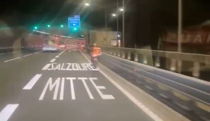 Der Essenszusteller wurde von einem Autofahrer gefilmt.