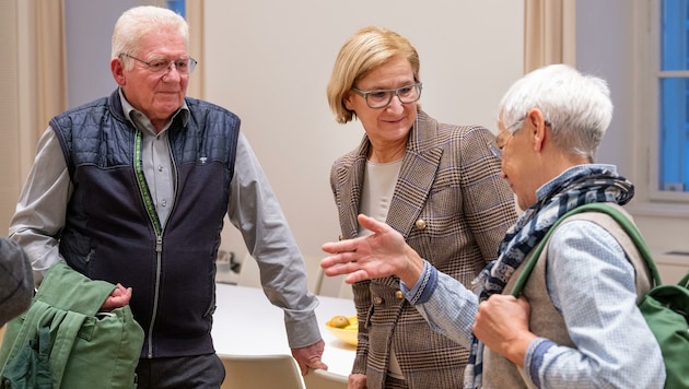 „Die beiden nutzen das weite Land für Ausflüge und Wander- touren“, weiß die Landeshauptfrau über Anneliese und Johann Böswarth. (Bild: NLK Burchhart)