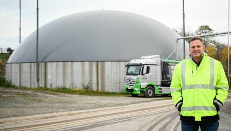 Geschäftsführer Jürgen Humer-Zellinger vor der Biogasanlage. (Bild: Markus Wenzel)