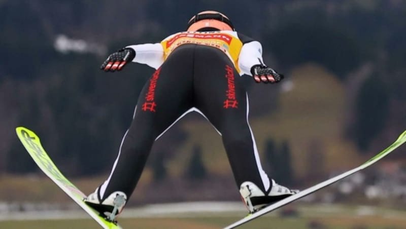 Auf diesem Bild, das Stefan Kraft in Oberstdorf zeigt, ist der Schriftzug größer als erlaubt. (Bild: GEPA pictures/ Thomas Bachun)