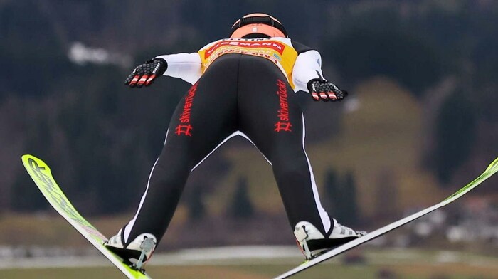 Auf diesem Bild, das Stefan Kraft in Oberstdorf zeigt, ist der Schriftzug größer als erlaubt.