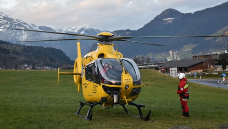 Der Hubschrauber flog das Kleinkind in die Klinik. (Bild: zoom.tirol)