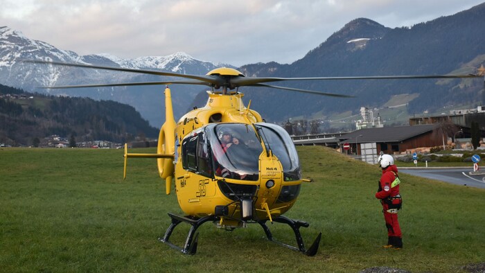 Der Hubschrauber flog das Kleinkind in die Klinik.