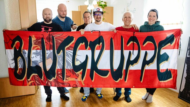 Die Mitglieder der „Blutgruppe Rot-Weiß-Rot“ machen im Stadion Stimmung.  (Bild: Mario Urbantschitsch)