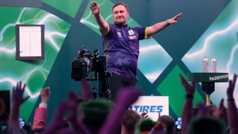 Luke Littler schreibt sein eigenes Darts-Märchen. (Bild: AP)