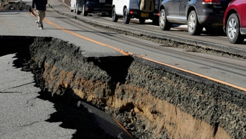 Im Zuge der Beben stürzten auch Straßen ein. (Bild: ASSOCIATED PRESS)