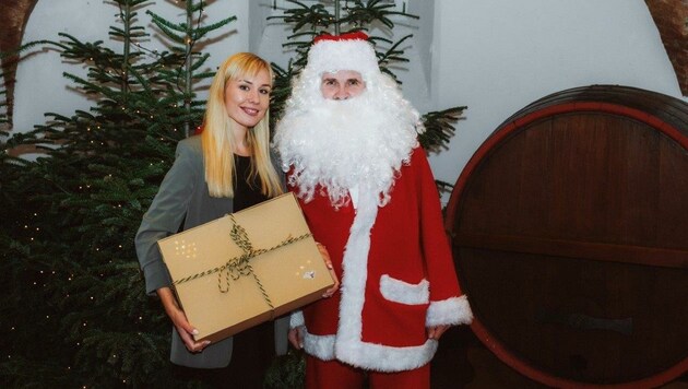 Anna Thanner, Marketing Managerin Hotel Kitzhof, und Weihnachtsmann Armin Hessenberger brachten die Geschenke. (Bild: David Wedenig)