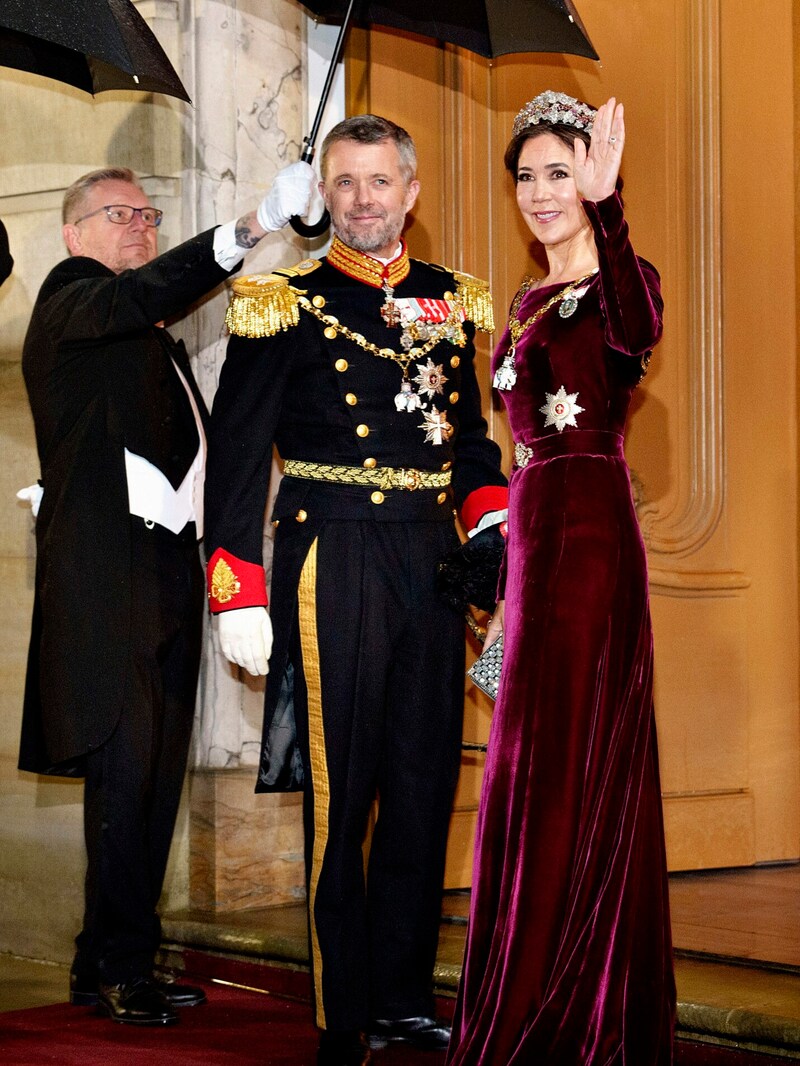 Kronprinzessin Mary sah in der dunkelroten Samtrobe wunderschön aus. An ihrer Seite: der künftige König von Dänemark, Kronprinz Frederik. (Bild: APA/Keld Navntoft/Ritzau Scanpix via AP)