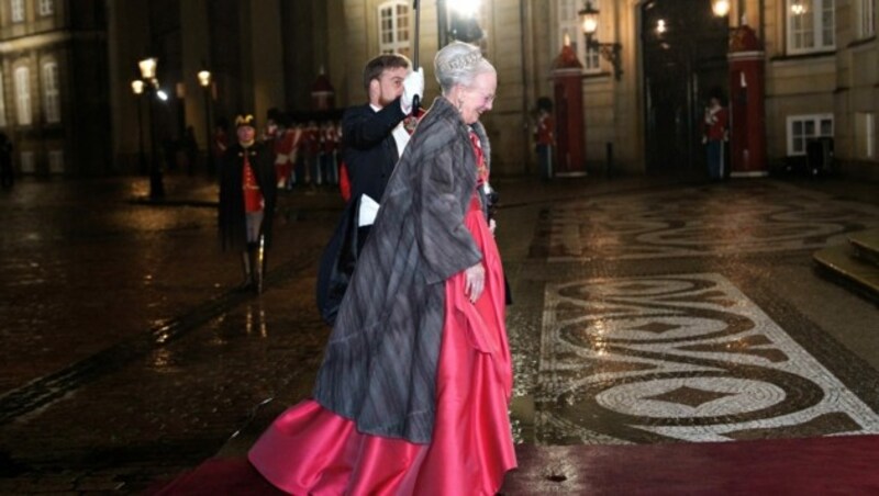 Königin Margrethe entschied sich für ihr letztes Neujahrsbankett als amtierende Monarchin für eine pinke Robe. (Bild: APA/AFP/Ritzau Scanpix/Keld Navntoft)
