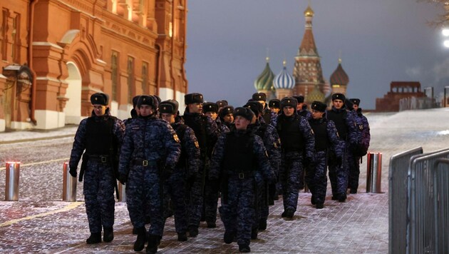 Die Polizei und die russische Nationalgarde in der Silvesternacht im Moskauer Stadtzentrum (Bild: ASSOCIATED PRESS)