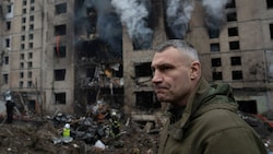 Der Kiewer Bürgermeister Witali Klitschko bei einem von einer russischen Rakete getroffenen Wohnhochhaus in der ukrainischen Hauptstadt (Bild: ASSOCIATED PRESS)