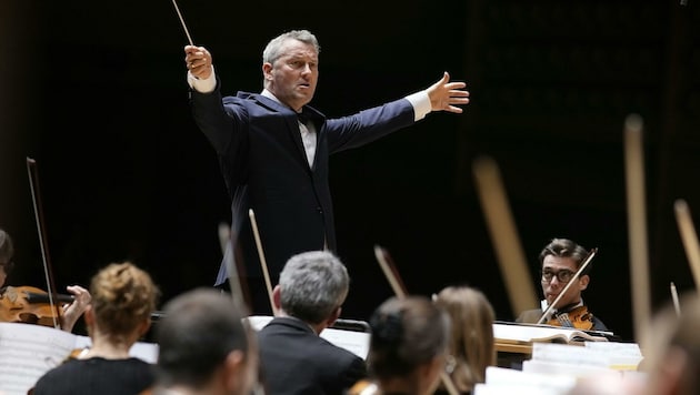 Markus Poschner und das Bruckner Orchester (Bild: APA/BRUCKNERHAUS LINZ/REINHARD WINKLER)