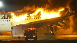 Kaum zu glauben: Aus diesem brennenden A350 in Tokio konnten alle Passagiere lebend gerettet werden. (Bild: AP)