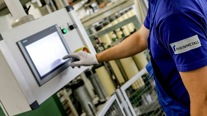 Ein Rheinmetall-Mitarbeiter beim Zusammenbau von Munition für den Kampfpanzer Leopard