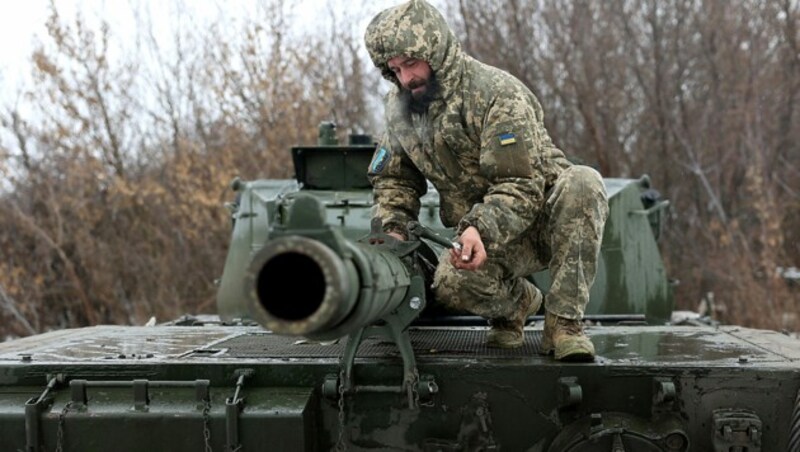 Den ukrainischen Streitkräften stehen nur noch wenige funktionierende Leopard-2-Kampfpanzer zur Verfügung. (Bild: APA/AFP/Anatolii Stepanov)