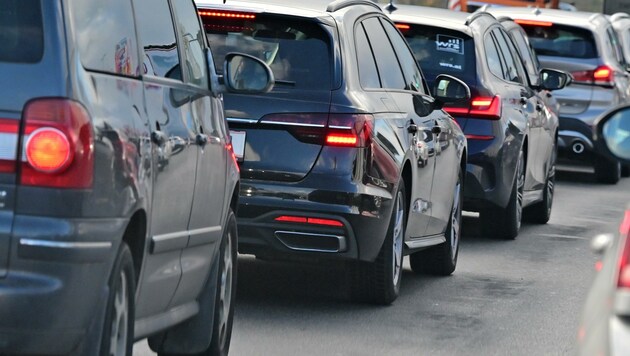 Dicht an dicht drängen sich in Niederösterreich oft die Autos. Eine Expertin des VCÖ schlägt deshalb den Ausbau des Angebotes an öffentlichen Verkehrsmittel sowie von Rad- und Fußgängerwegen vor. (Bild: Wolfgang Spitzbart)