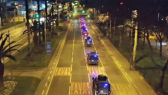 Das türkische Innenministerium veröffentlichte Aufnahmen von der landesweiten Polizeioperation.