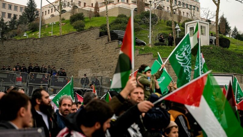 Pro-palästinensische Kundgebung vor dem US-Konsulat in Istanbul, auch Flaggen der radikalislamischen Hamas sind zu sehen. (Bild: AP)