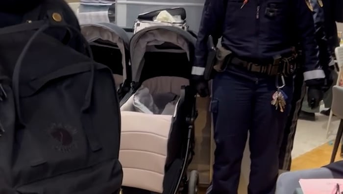 Szenen der Abnahme: Nicht nur das Jugendamt - auch die Polizei war anwesend.
