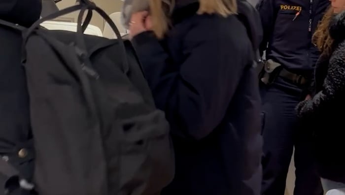 Szenen der Abnahme: Nicht nur das Jugendamt - auch die Polizei war anwesend.