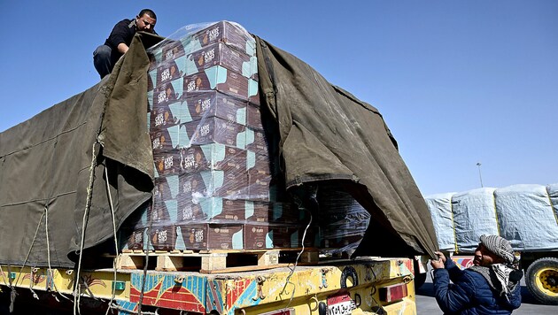 Bisher gelangten die Hilfslieferungen lediglich über den Landweg in den Gazastreifen. (Bild: APA/AFP/Alberto PIZZOLI)