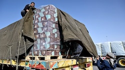 Bisher gelangten die Hilfslieferungen lediglich über den Landweg in den Gazastreifen. (Bild: APA/AFP/Alberto PIZZOLI)