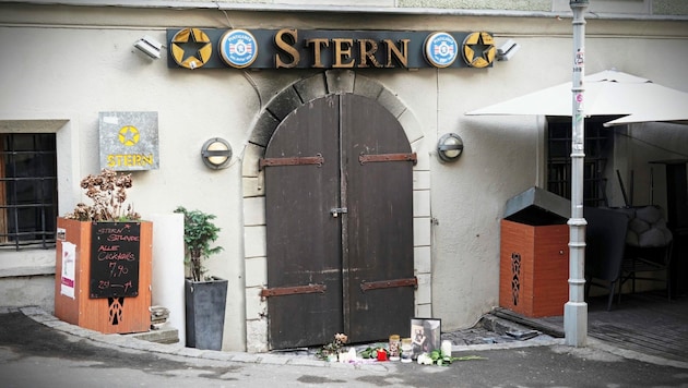 "Szívünkben mindig velünk leszel": a Stern bár előtti tragédia helyszíne a megemlékezés helye lett. (Bild: Sepp Pail)