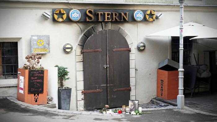 Kerzen, Blumen und ein Foto der jungen Frau vor dem Lokal