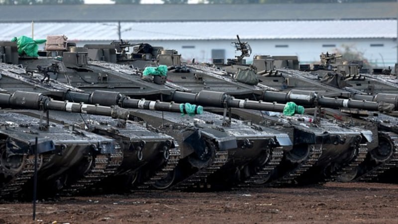 Israelische Kampfpanzer an der Grenze zum Gazastreifen (Bild: APA/AFP/JACK GUEZ)