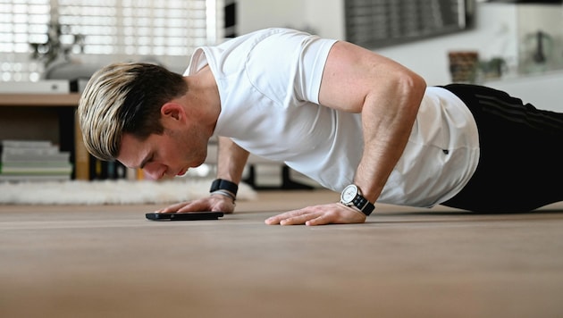 Florian Gschwandtner beim Training mit seiner 100-Push-Ups-App. (Bild: Markus Wenzel)