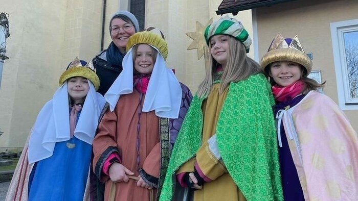 Mit Betreuerin Andrea Grinschgl marschierten diese vier „Königinnen“ durch Stainz.