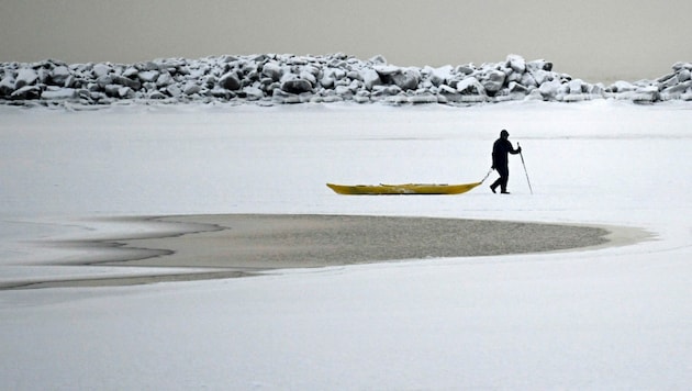 Ein Mann spaziert auf dem zugefrorenen Meer im südlichen Helsinki. Finnland und Schweden haben am Dienstag die Kälterekorde dieses Winters aufgestellt, als die Temperaturen infolge einer Kältewelle in der nordischen Region auf über minus 40 Grad sanken. (Bild: AP)