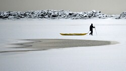 Ein Mann spaziert auf dem zugefrorenen Meer im südlichen Helsinki. Finnland und Schweden haben am Dienstag die Kälterekorde dieses Winters aufgestellt, als die Temperaturen infolge einer Kältewelle in der nordischen Region auf über minus 40 Grad sanken. (Bild: AP)