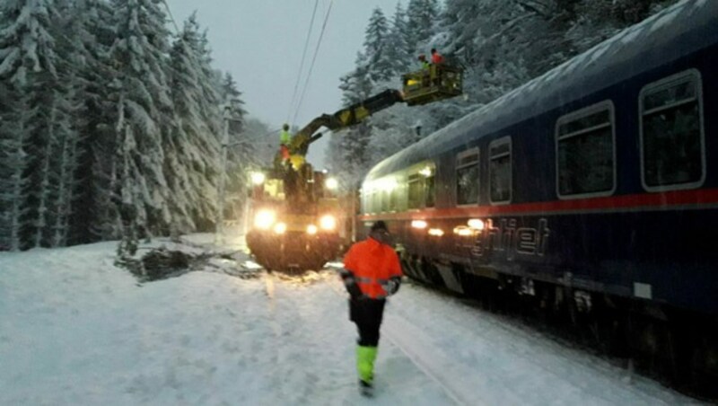 Auch Extremschneefälle wie jene im Dezember bremsten die Züge der ÖBB in ganz Österreich ein. (Bild: FF Leogang)