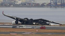 Eine Behörde untersucht derzeit die Unfallursache des tödlichen Flugzeugzusammenstoßes in Tokio. (Bild: AP)