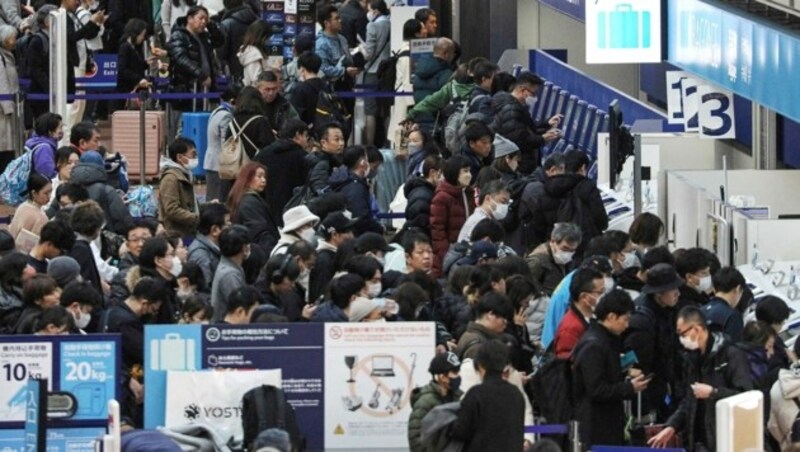 Alle Start- und Landebahnen waren am Dienstag vorübergehend geschlossen worden. (Bild: AFP)