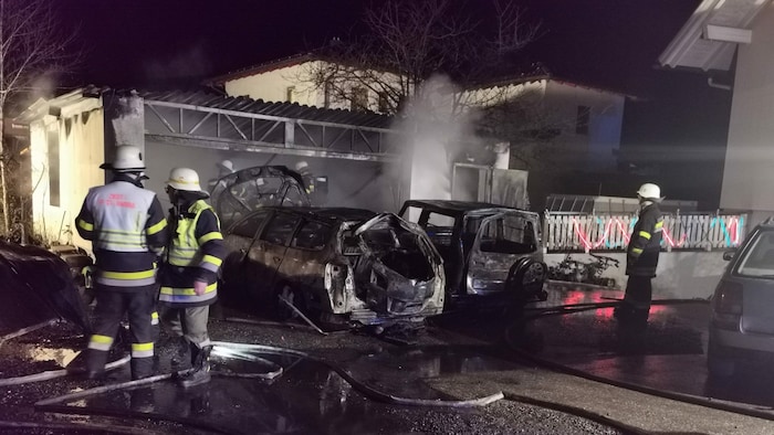 Die Fahrzeuge wurden bei dem Brand zerstört.