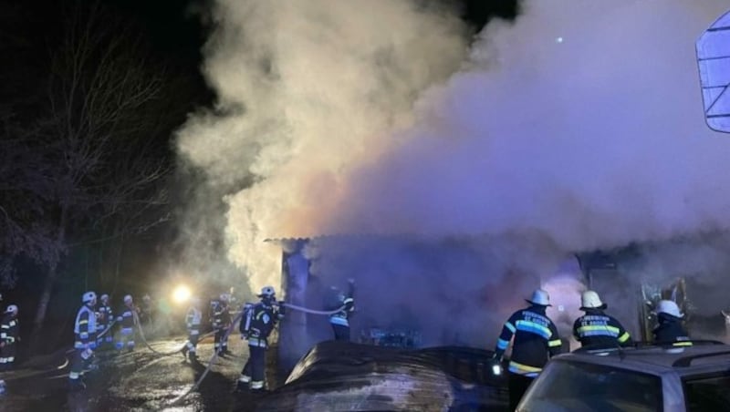 Die Feuerwehren bei den Löscharbeiten. (Bild: FF St. Andrä)