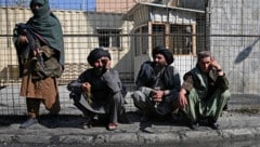 Archivaufnahme: Taliban-Kämpfer bewachen nach einem Anschlag der Terrorgruppe ISKP mit 19 Todesopfern ein Militärhospital in Kabul. Ihren Gegenspielern sind selbst die unterdrückerischen Taliban-Fundamentalisten nicht radikal genug. (Bild: APA/AFP/WAKIL KOHSAR)