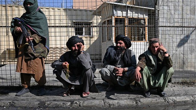 Arşiv fotoğrafı: Taliban savaşçıları, ISKP terör örgütü tarafından düzenlenen ve 19 kişinin hayatını kaybettiği saldırının ardından Kabil'deki bir askeri hastaneyi koruyor. Baskıcı Taliban köktendincileri bile muhalifleri için yeterince radikal değil. (Bild: APA/AFP/WAKIL KOHSAR)