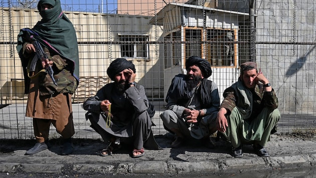 Archive photo: Taliban fighters guard a military hospital in Kabul after an attack by the ISKP terrorist group that claimed 19 lives. Even the oppressive Taliban fundamentalists are not radical enough for their opponents. (Bild: APA/AFP/WAKIL KOHSAR)