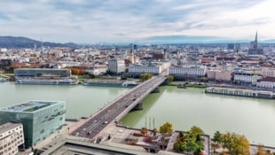 Ab November wollte Mobilitätsreferent Martin Hajart den Radlern auf der Linzer Nibelungenbrücke mehr Platz einräumen – dieses Vorhaben hat er nun verschoben. (Bild: © Harald Dostal / 2023)