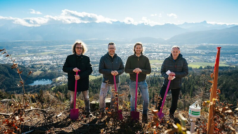 Baumplanzung am Oswaldiberg (v.l.n.r.) Von links nach rechts: Martin Jaindl (ARGE Naturschutz, Biologe), Jörg Eisenschmied (CFO Infineon Austria), Benjamin Ebner (EBJ GmbH und Grundstückseigentümer), Martin Brandstätter (verantwortlicher Förster Region Villach) (Bild: Infineon Austria)