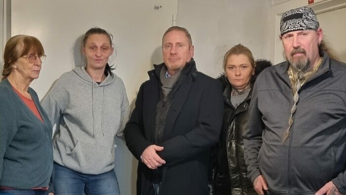 Die betroffenen Mieter mit FPÖ-Wohnombudsmann Micheal Niegl (Mitte) im Gemeindebau in ...