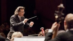 Chefdirigent Hansjörg Angerer (li.) setzt dieses Jahr mit seinen Musikern das Motto „Aus den Bergen“ um. (Bild: Bläserphilharmonie Salzburg)