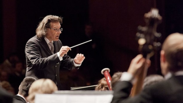 Chefdirigent Hansjörg Angerer (li.) setzt dieses Jahr mit seinen Musikern das Motto „Aus den Bergen“ um. (Bild: Bläserphilharmonie Salzburg)