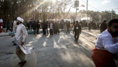 Am Mittwoch kamen mehr als 80 Menschen bei einem Anschlag im Iran ums Leben. Einen Tag später hat sich der IS zu der Attacke bekannt. (Bild: AP)