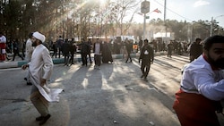 Am Mittwoch kamen mehr als 80 Menschen bei einem Anschlag im Iran ums Leben. Einen Tag später hat sich der IS zu der Attacke bekannt. (Bild: AP)
