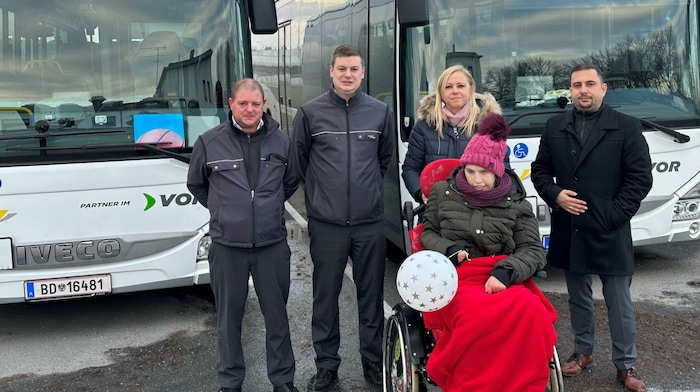 Tatkräftige Hilfe für Julia (re.) kam von Postbuslenker Robert Hendrych, Andreas Mühlberger, Isabella Weber, Julia Weber, Verkehrsleiter Karl Hochhold (von links).
